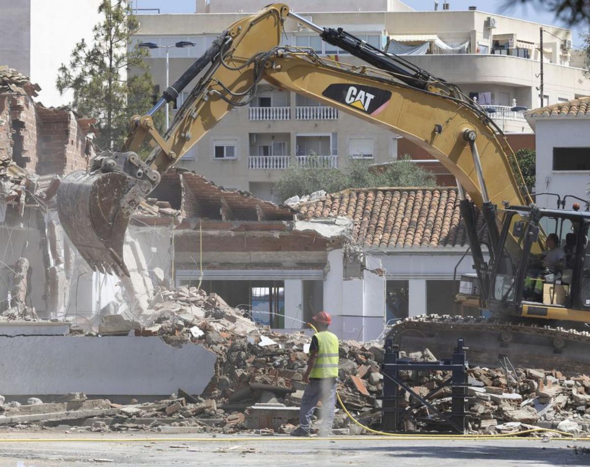 Un momento del derribo del centro ayer jueves.  | JOAQUÍN CARRIÓN