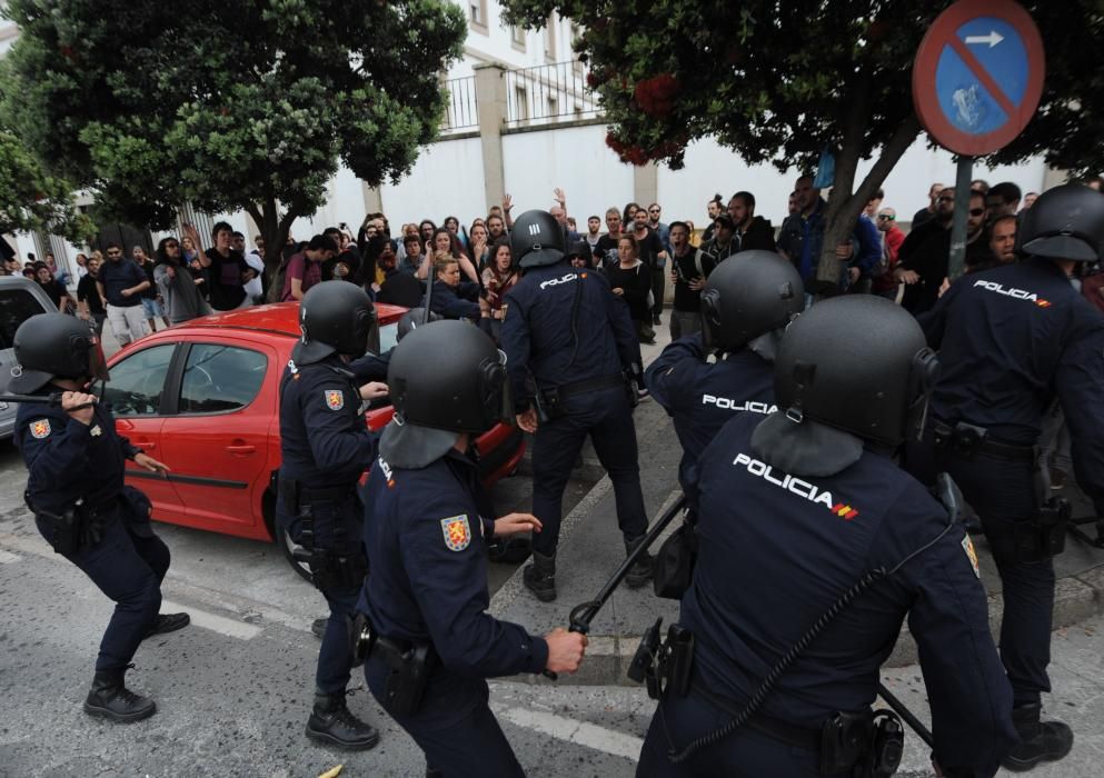 Unas 300 personas protestan en apoyo de los okupas, a los que el Concello impidió el paso a las naves