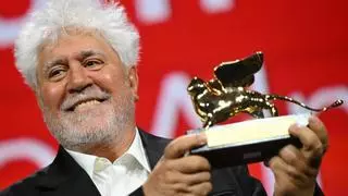 Almodóvar gana el León de Oro en el Festival de Venecia con 'La habitación de al lado'