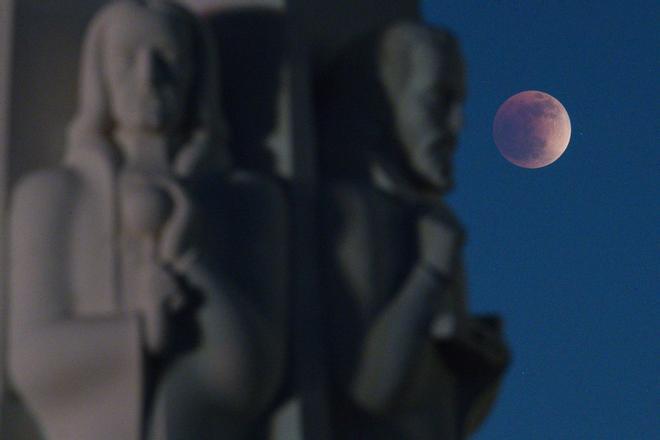 El eclipse lunar desde Los Ángeles.