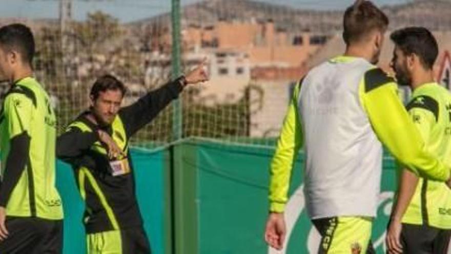 Óscar Sáchez dirigió ayer el entrenamiento del Elche