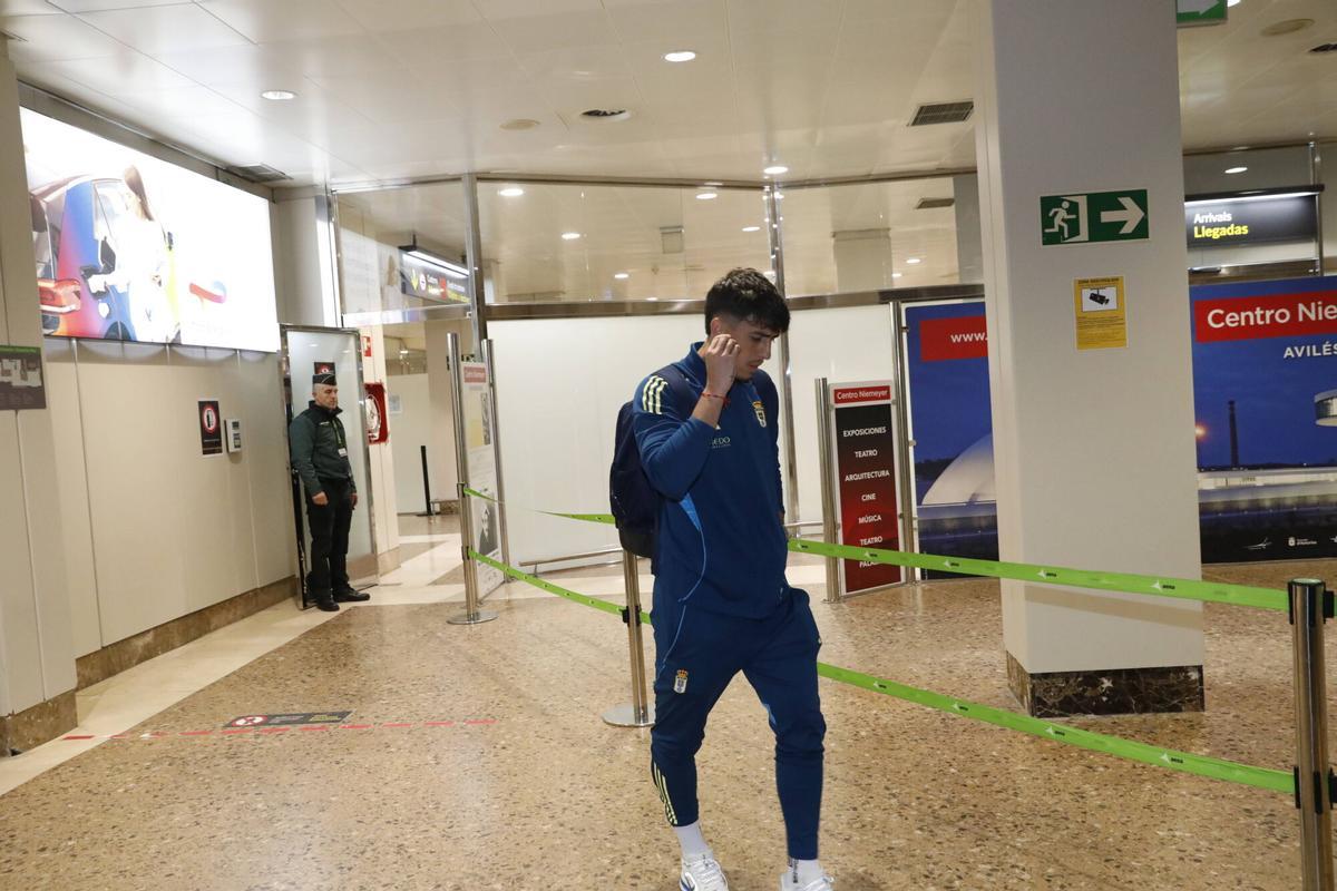 EN IMÁGENES: Así fue la llegada del Real Oviedo al aeropuerto de ...