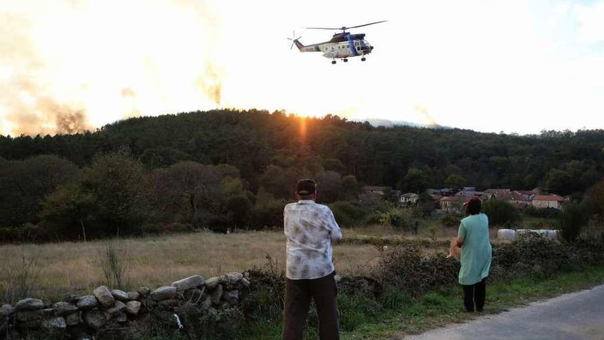 Un helicóptero de la Xunta el pasado octubre en incendio en Vilamarín (Ourense).