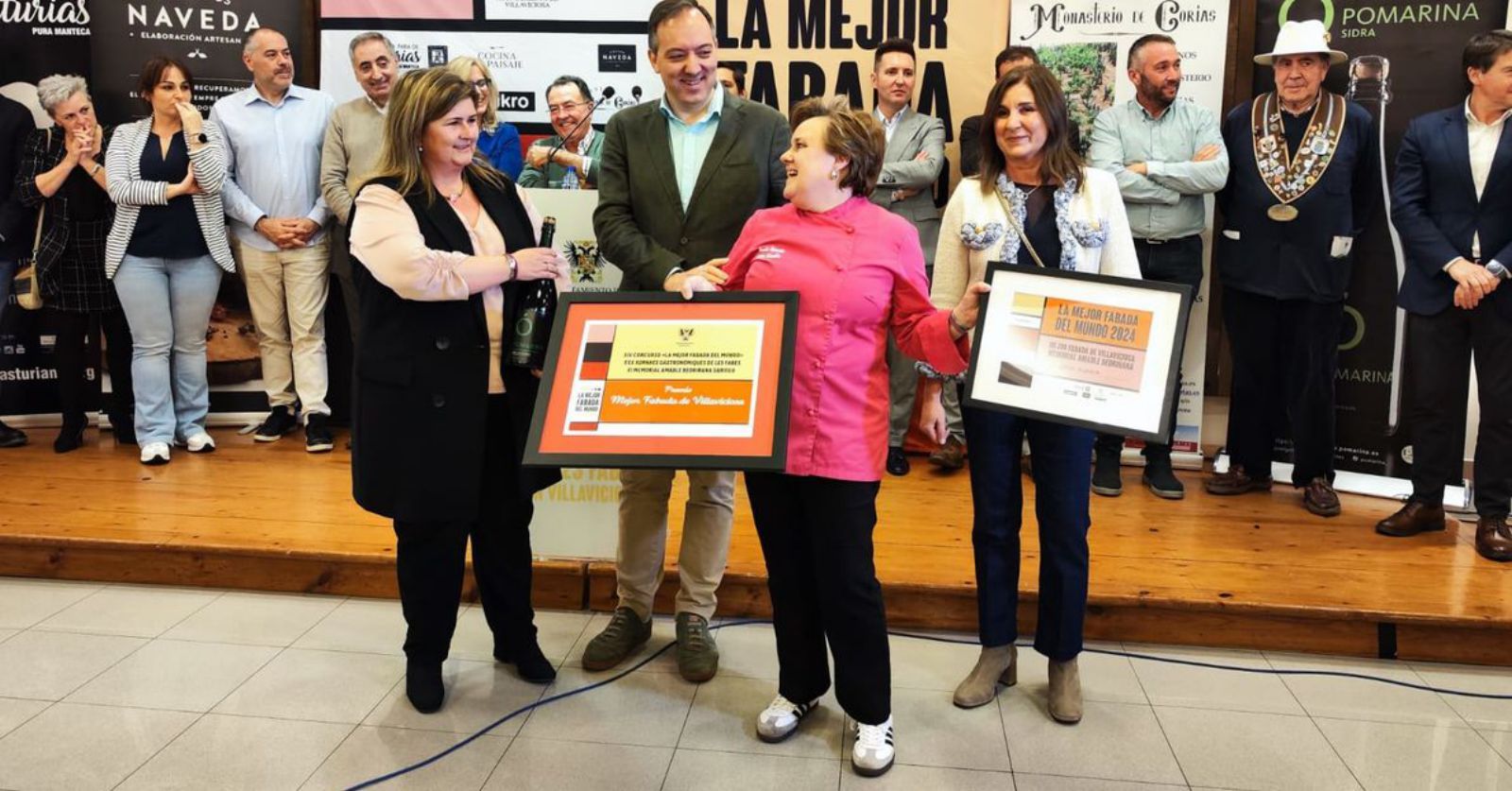 Paula Sopeña, recogiendo el premio a la mejor fabada de Villaviciosa de manos de María Cardín (El Gaitero), con el alcalde, Alejandro Vega, y Loly Tomas, viuda de Amable Bedriñana.