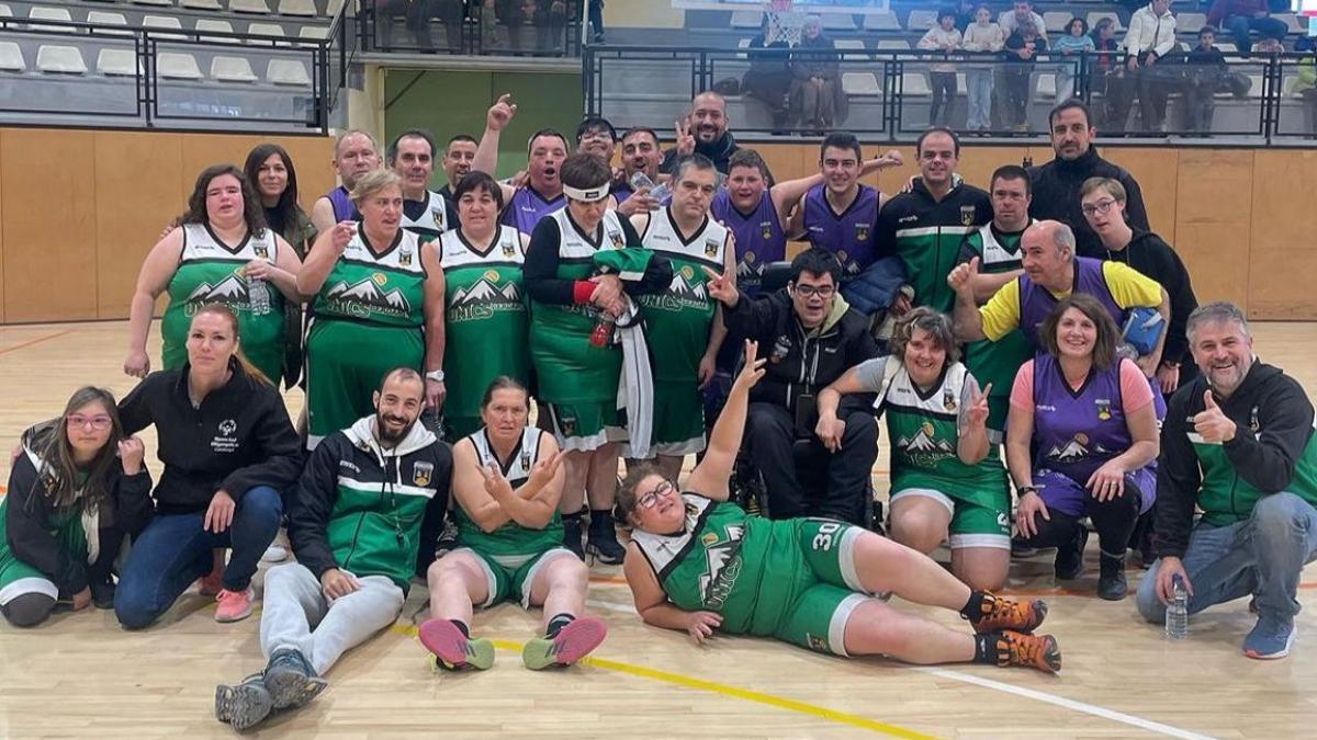 L'equip Únics després de jugar un partit de bàsquet