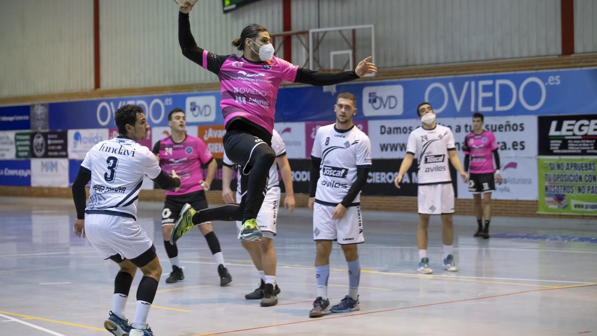 Maxi Candio durante un partido del Unión Financiera Balonmano Base Oviedo