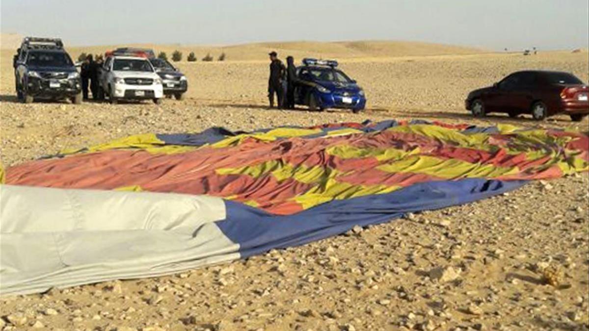 Los restos del globo cerca de la ciudad ancestral de Luxor, tras el fatal accidente.