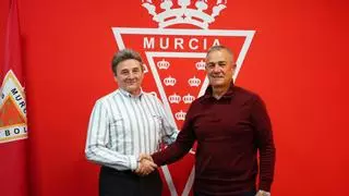 Felipe Moreno y Agustín Ramos firman el acuerdo para ir de la mano en el Real Murcia
