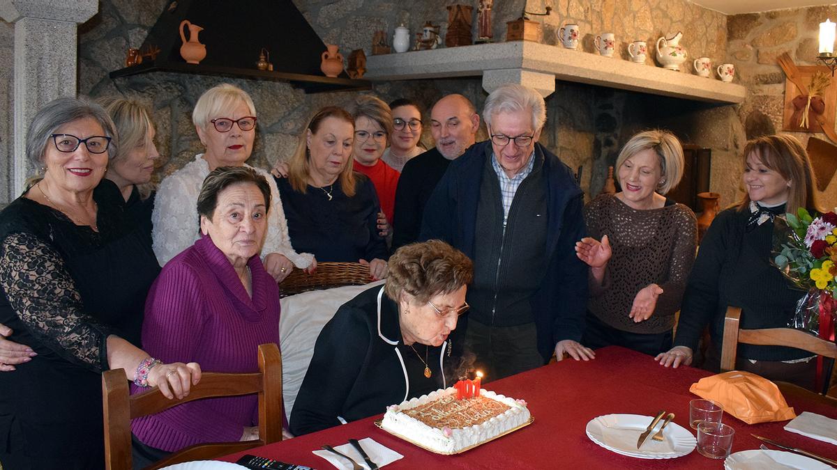 Autoridades y familiares con la centenaria.