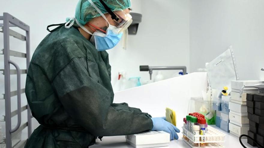 Anàlisi de proves PCR a la seu del Laboratori Clinic de l&#039;ICS a Girona |