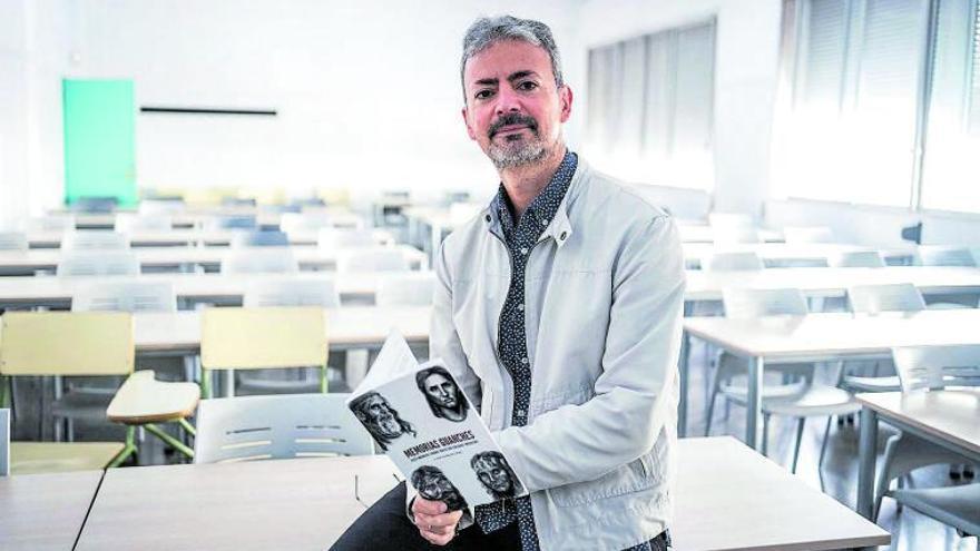 El investigador José Farrujia posa junto a su libro en una de las aulas de la Facultad de Educación de la ULL. | | ANDRÉS GUTIÉRREZ