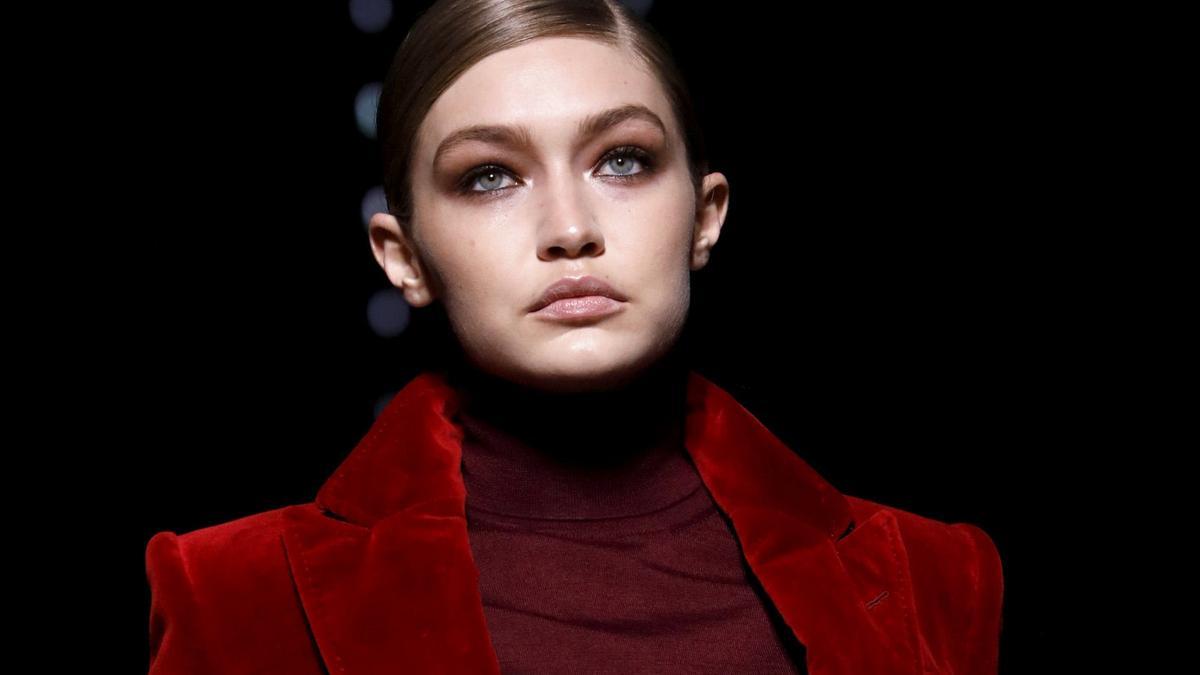 Gigi Hadid desfila para Tom Ford