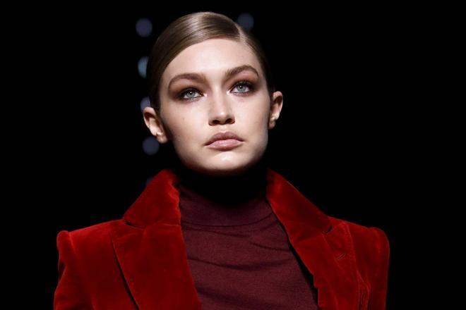 Gigi Hadid desfila para Tom Ford