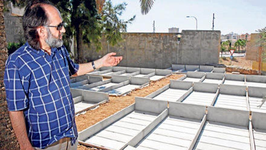 Jiménez da la espalda a la Meca, lugar en el que están orientadas transversalmente las sepulturas.