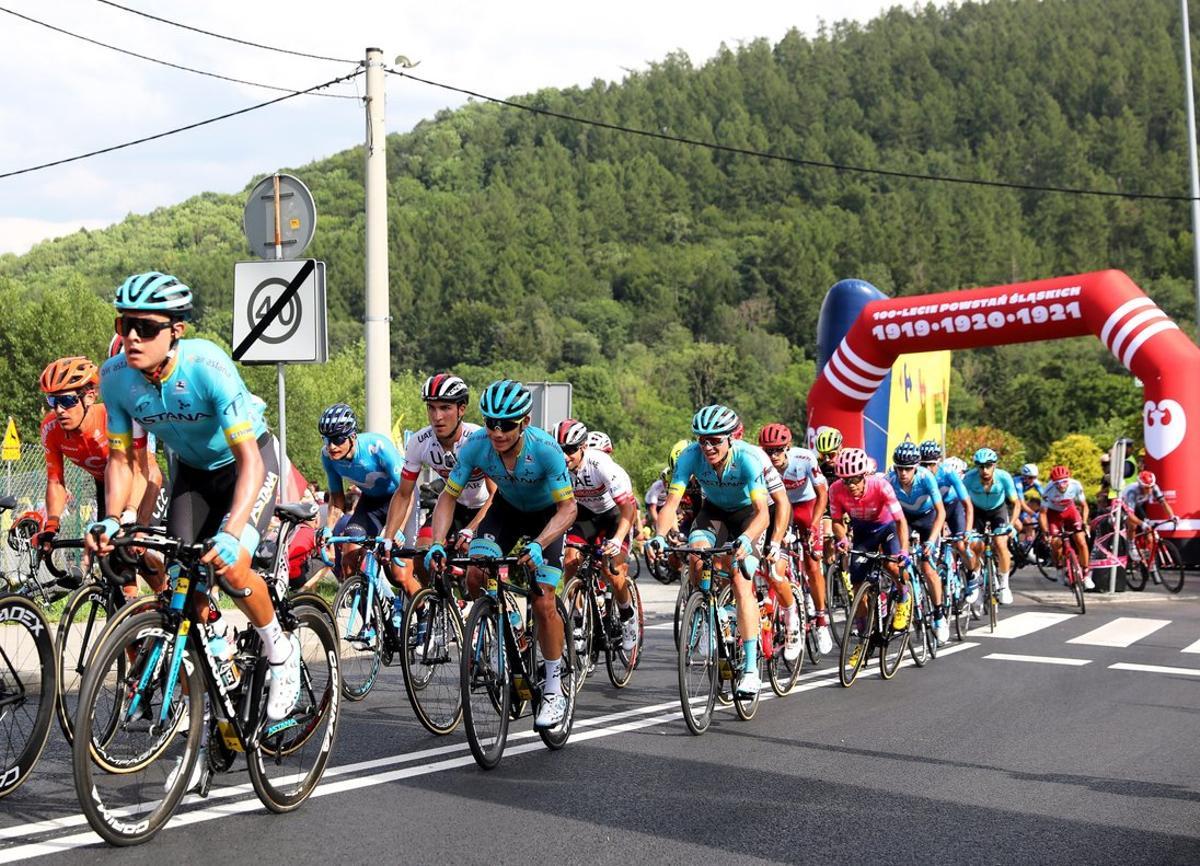 Bielsko-biala (Poland), 07/08/2019.- The peloton is on the way during the fifth stage of the 76th Tour de Pologne 2019 cycling race over 153.8km from Wieliczka to Bielsko-Biala, Poland, 07 August 2019. (Ciclismo, Polonia) EFE/EPA/ANDRZEJ GRYGIEL POLAND OUT