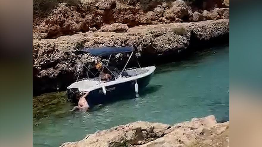 VÍDEO | Impericia y temeridad de unos turistas en barco alquilado para salir de Cala Estreta, en Artà
