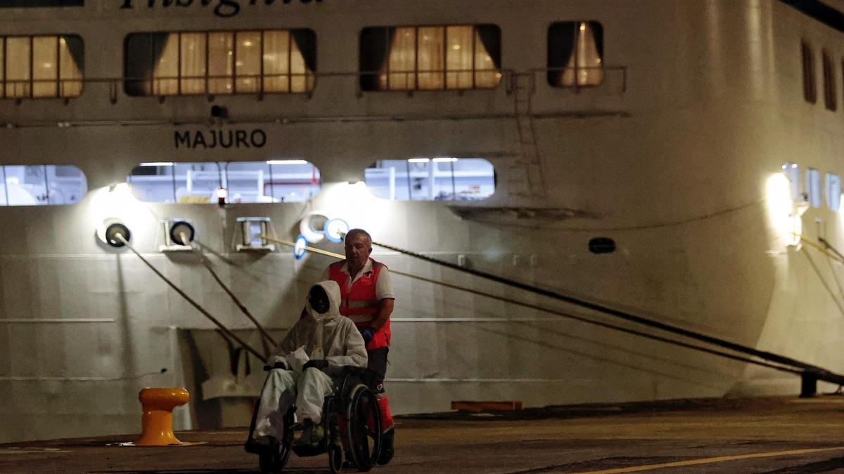 Migrantes rescatados por un crucero de lujo a su llegada a Tenerife.