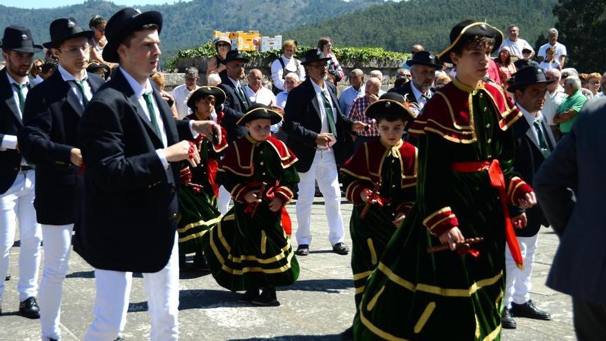 Un momento de la danza de San Roque esta mañana en O Hío. // Gonzalo Núñez