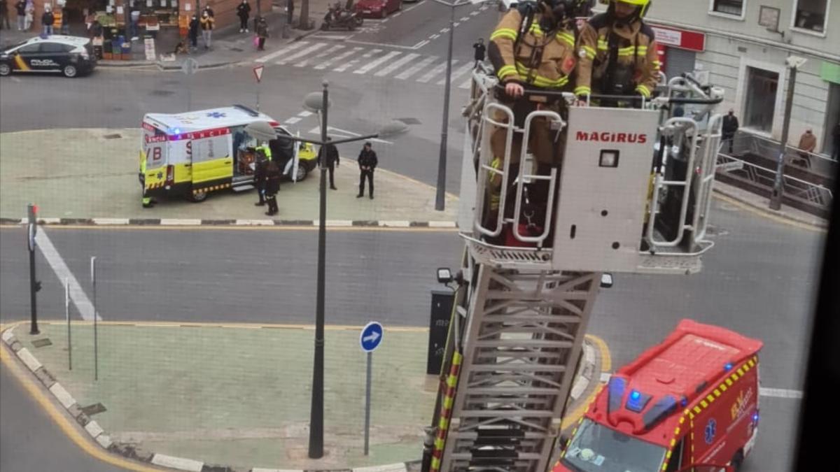 Los bomberos han rescatado al intoxicado por el balcón
