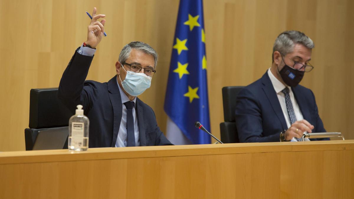 El presidente de la Diputación, Francisco Salado, y el vicepresidente Juan Carlos Maldonado (Cs), durante el pleno.