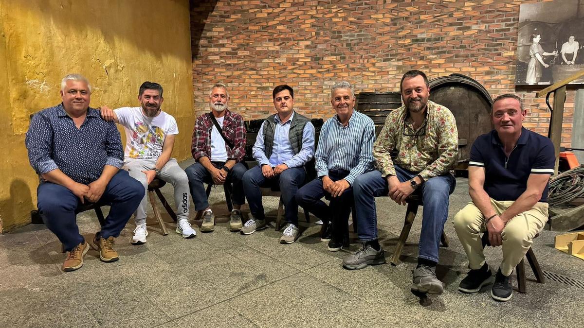 Por la izquierda, Avelino Fuentes, de la asociación piloñesa, con los navetos Juan Antonio Gonzalez, Xuan de Con, Jairo Andrade, Pepe Riestra, Ricardo del Río y Juan Carlos Arenas.