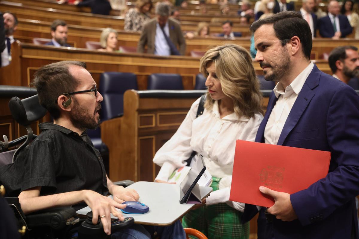 El portavoz de Unidas Podemos en el Congreso, Pablo Echenique, conversa con la vicepresidenta segunda y ministra de Trabajo y Economía Social, Yolanda Díaz, y el ministro de Consumo, Alberto Garzón durante la primera jornada de la 26 edición del Debate sobre el Estado de la Nación, en el Congreso de los Diputados