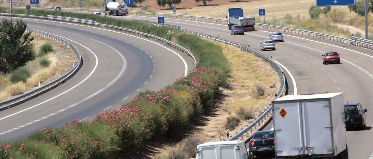 Camiones en la autovía A-5 a su paso por Mérida.