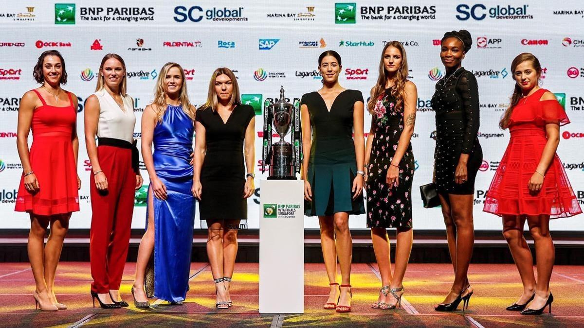 De izquierda a derecha, las tenistas Caroline Garcia, Caroline Wozniacki, Elina Svitolina, Simona Halep, Garbiñe Muguruza, Karolina Pliskova, Venus Williams y Jelena Ostapenko posan tras el sorteo para las Finales de la WTA en Singapur.