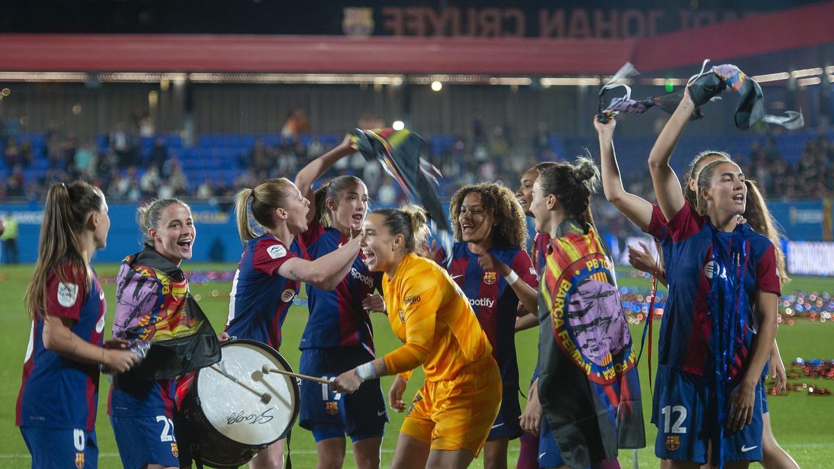 Las jugadoras azulgrana en el estadio Johan Cruyff celebrando la quinta liga F consecutiva conseguida