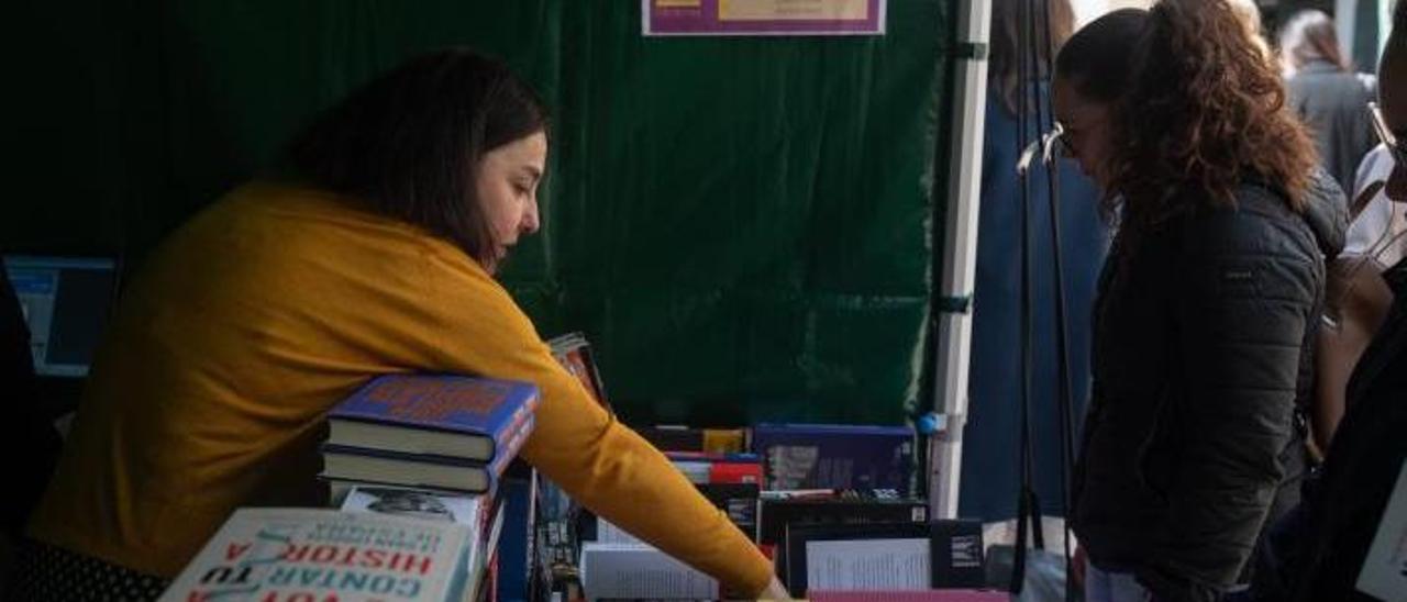 Una trabajadora atiende a la clientela en uno de los puestos ubicados en la plaza de la Constitución. |