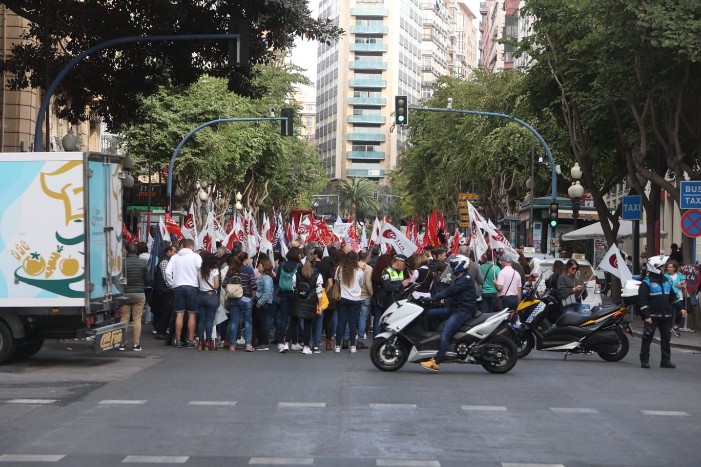 Los trabajadores de la banca protestan por el cierre de oficinas en Alicante