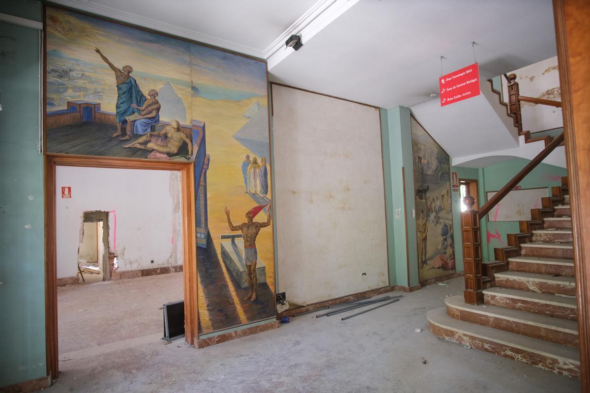 La entrada del edificio, con alguno de sus murales.