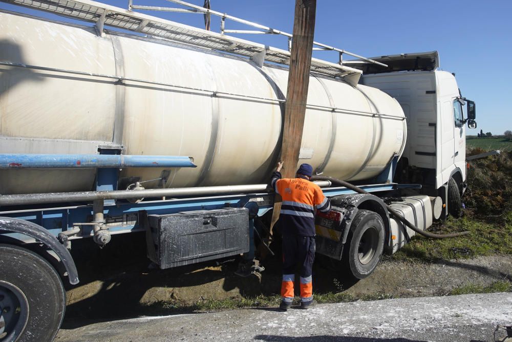 Xoc frontal entre un camió i un cotxe a Cornellà