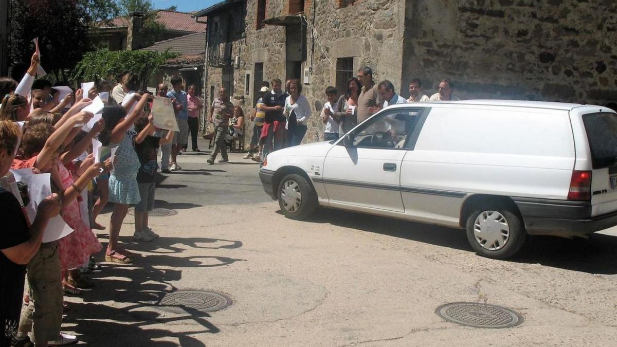 Los niños de Figueruela de Abajo homenajean a Toribio en el año 2008. | Puri Sanabria