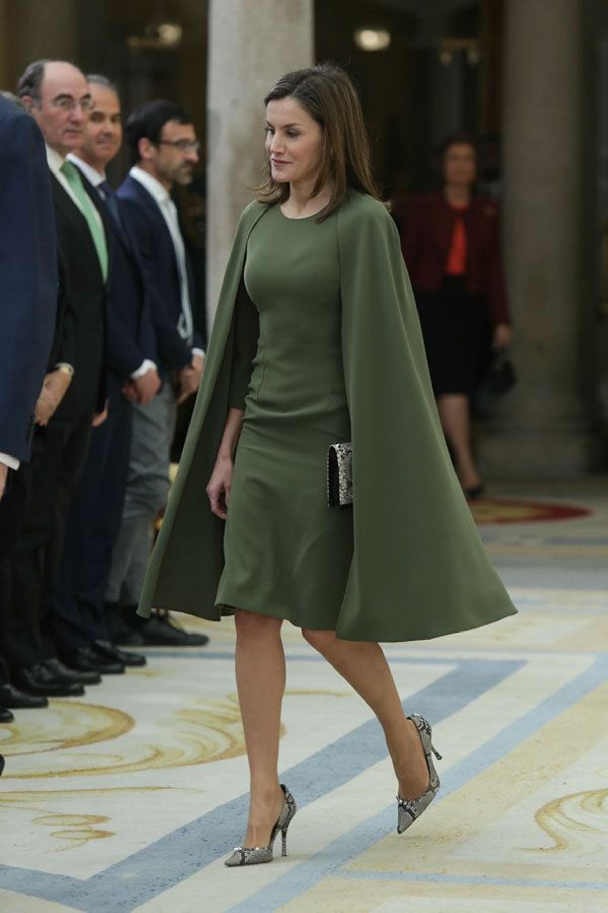 Letizia Ortiz con zapatos de estampado de serpiente con tachuelas y vestido verde con capa