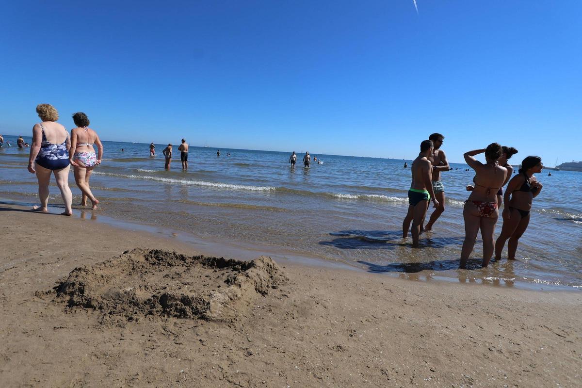 El calor llenó las playas de València el pasado fin de semana.