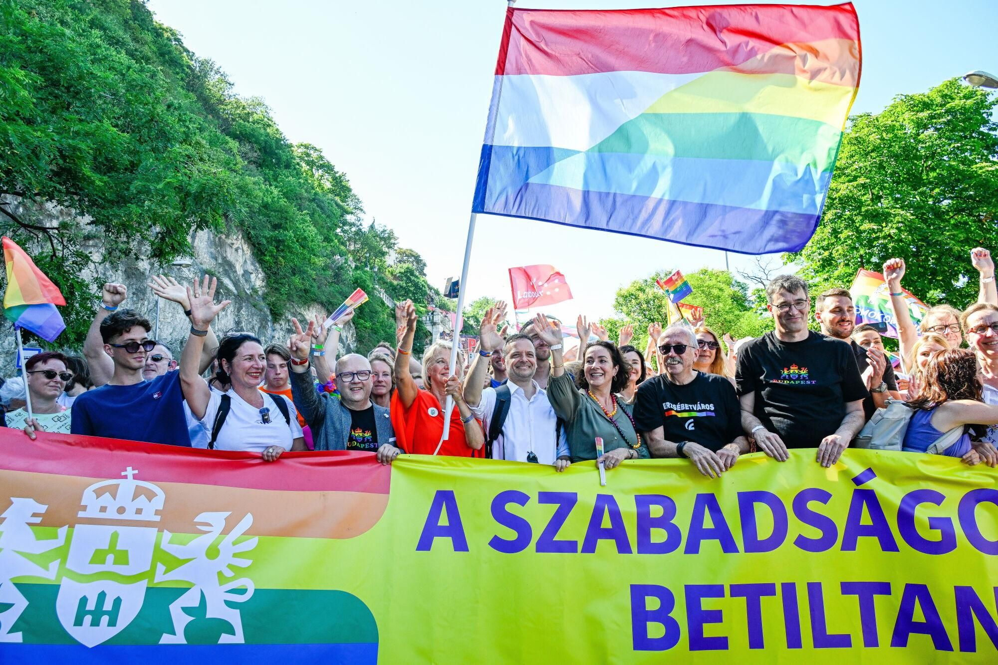 Budapest (Hungary), 28/06/2025.- Budapest Mayor Gergely Karacsony (R) and Mayor of the 7th district in Budapest Peter Niedermueller (2-R) attend the Budapest Pride march in Budapest, Hungary, 28 June 2025. Thousands of people gathered at the Pride march despite a law passed earlier this year banning Pride events. (Hungría) EFE/EPA/SZILARD KOSZTICSAK HUNGARY OUT. HUNGARY OUT