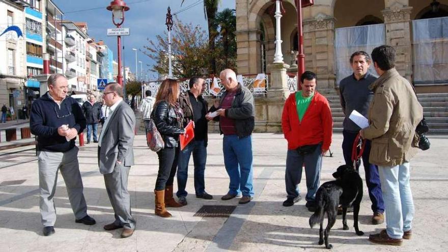 Jesús Iglesias (segundo por la izquierda) habla con el presidente de la Cofradía de Pescadores, Dimas García, en presencia de miembros de IU de Villaviciosa y de mariscadores.