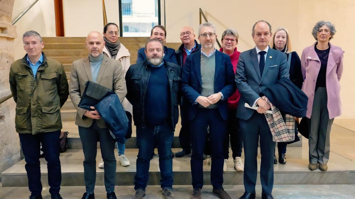 El exconseller Arcadi España y Manuel Illueca (IVF) con los abogados de los damnificados localizados, en una imagen de archivo.