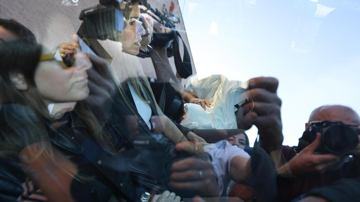 Vilaplana esquiva a los medios tras salir desde el garaje subterráneo del juzgado de Catarroja