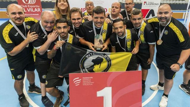 El plantel y cuerpo técnico del Interisleta posa tras conquistar el título nacional en Blanes, el 18 de mayo, con Darío Santana (1º derecha).