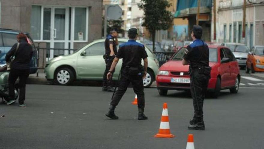 Varios policías efectúan un control en una calle de la capital grancanaria. | adolfo marrero
