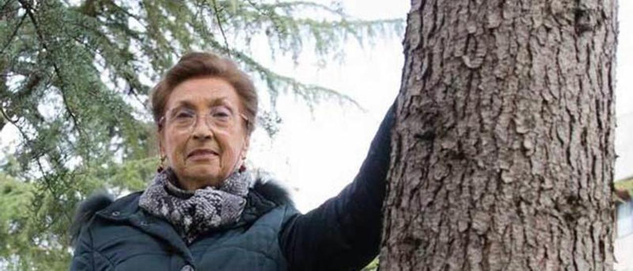 María Antonia Goás quiso fotografiarse junto a un árbol. Su personaje de Casona dice: &quot;Quiero que me vean de pie, muerta por dentro pero de pie, como un árbol&quot;.