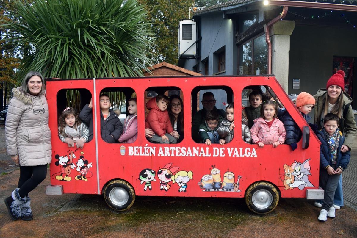 Los niños del CRA Vilarello de Valga, con sus profesoras.