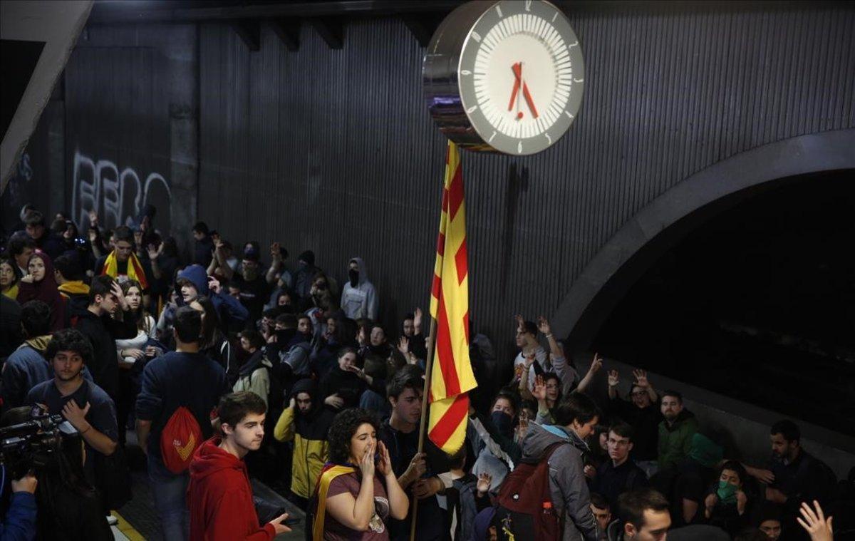 Manifestantes cortan las vías de la estación de plaza de Catalunya, en Barcelona.
