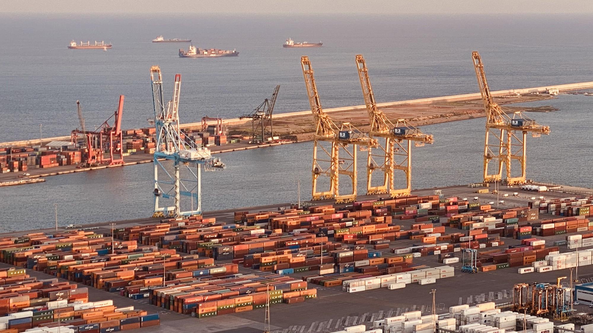 Contenedores y buques ante el puerto de Barcelona, este septiembre del 2021.