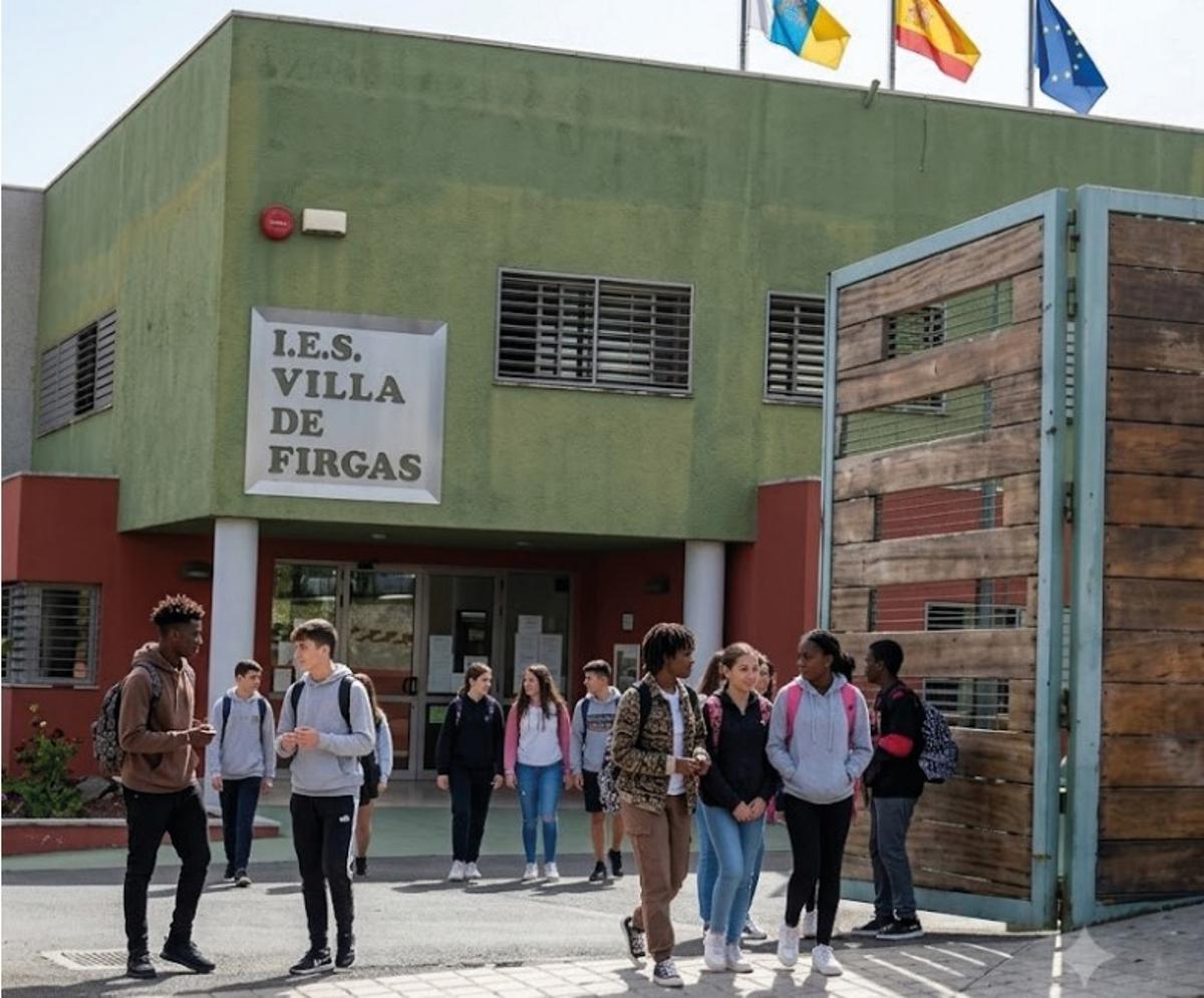 Alumnos en la entrada al IES Villa de Firgas.