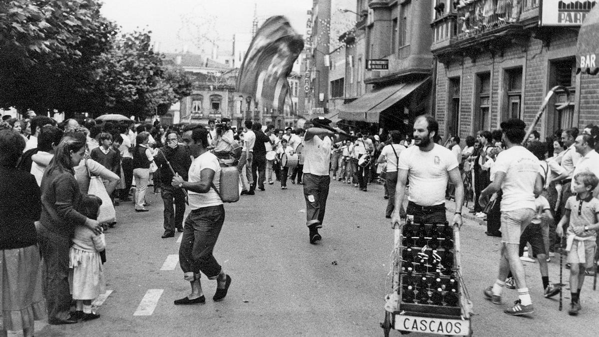 Los Cascaos, en una de las romerías de El Carmín, pasando delante de Casa Xingo.