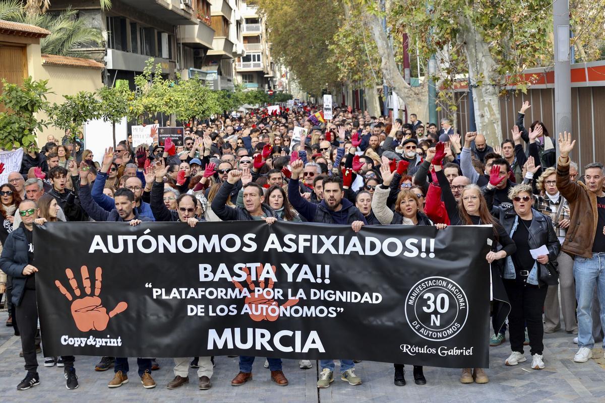 MURCIA, 30/11/2025.- Los autónomos han salido a la calle en Murcia esta mañana para protestar contra la asfixia fiscal y reclamar condiciones dignas. La protesta, convocada por la Plataforma por la Dignidad de los Autónomos, ha partido desde la plaza Circular hasta La Glorieta entre reivindicaciones de cuotas justas, pago según ingresos reales y protección social. EFE/Juan Carlos Caval
