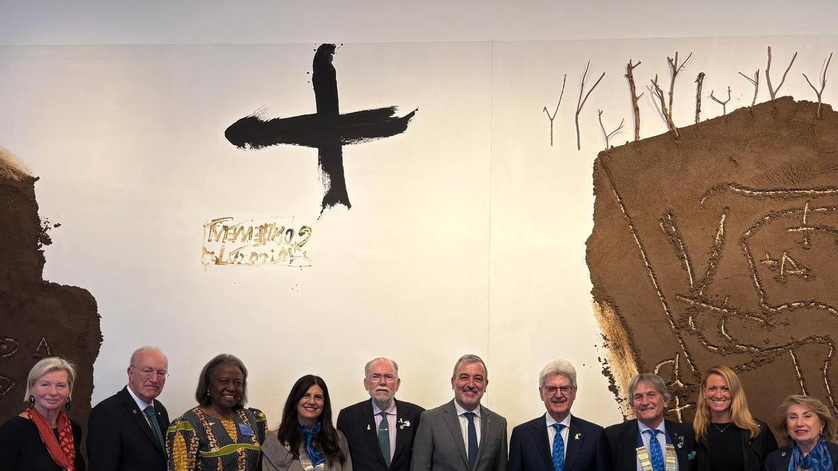 Foto de familia de la reunión de este lunes, con Collboni y Arezzo, situado a la izquierda del alcalde.